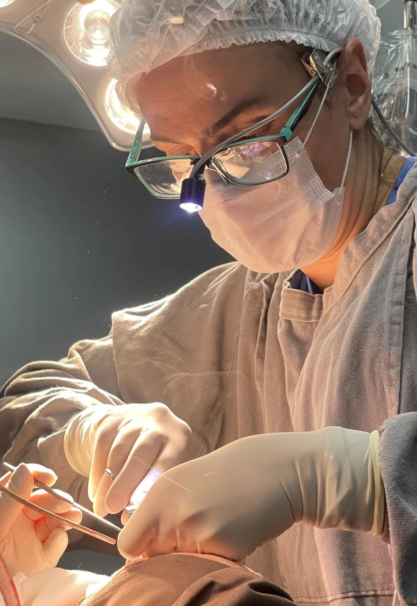 Dra. Cynthia Nicolau em atuação médica, foto de sua trajetória profissional